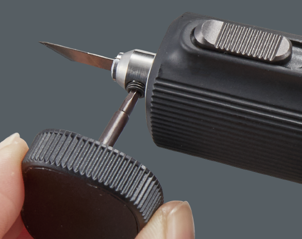 刃具交換用の小型レンチとして使える