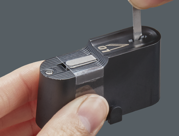 使用後のカッターを廃棄溝で安全に破棄